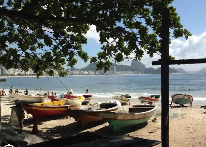 Alugo quarto espaçoso com banheiro privado Em apartamento em copanema Rio de Janeiro