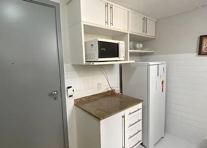 Apartamento Copacabana na quadra da praia, prédio com serviços - Posto 4 Rio de Janeiro